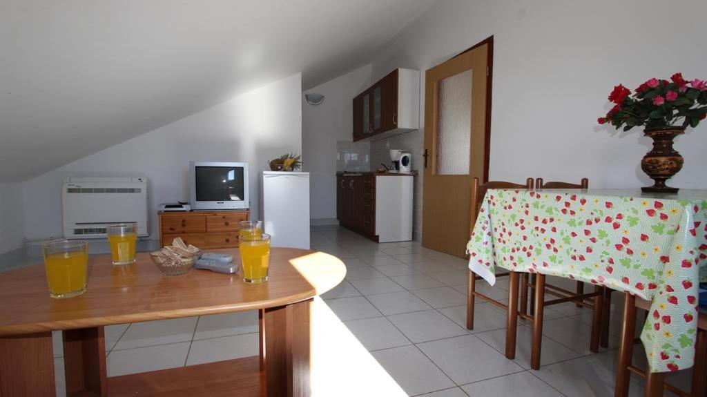 Apartments Ravlic Malinska Kültér fotó